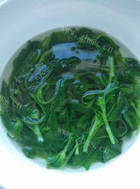美味鸡肉丝拌菠菜做法图解5)