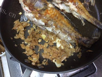 美味的冬菜焖石斑鱼做法图解5)
