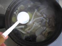 滋补的海参菌菇煲做法图解10)