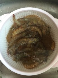 美味的蒜蓉粉丝蒸开背虾做法图解1)