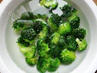 十分好吃之西兰花炒虾仁做法图解5)