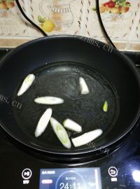 美味的萝卜丝鲫鱼汤做法图解4)