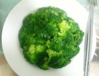 美味的蒜蓉西兰花做法图解4)