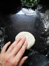 营养烫面葱油饼做法图解10)