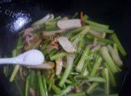 肉丝炒芹菜自制做法图解7)