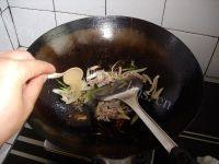 家常肉炒豇豆做法图解3)