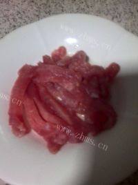 家常菜芹菜木耳炒肉做法图解2)