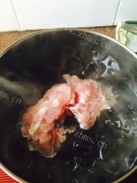 好吃的海参木耳瘦肉汤做法图解6)
