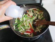 营养丰富的杏鲍菇炒芹菜做法图解7)