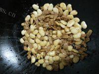 美味的白银豆炒肉做法图解8)