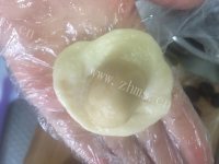 诱人的豆沙菊花酥做法图解6)