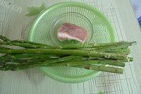 香鲜至极的芦笋炒肉丝做法图解1)