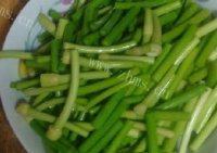家常菜蒜薹木耳炒肉丝做法图解3)