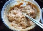 口感极佳的咸蛋蒸猪肉做法图解2)