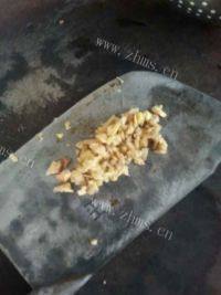 毛豆炒肉末做法图解2)