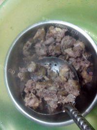 美味的青椒炒鸭肉做法图解3)