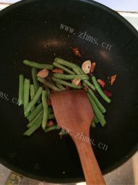 妈妈最爱的干煸豆角做法图解12)