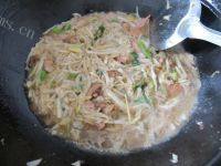 很有食欲的酸菜猪肉炖粉条做法图解15)
