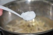 芹菜豆干做法图解1)