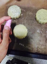 香气浓郁的传统五仁月饼做法图解15)