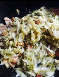 自制酸菜粉丝肉丝汤做法图解3)