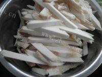 诱人的杏鲍菇炒芹菜做法图解2)
