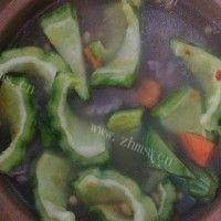 家常菜苦瓜黄豆排骨汤