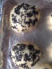 美味的黑芝麻面包做法图解4)