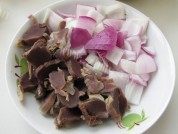 家常菜洋葱炒鸭胗做法图解1)