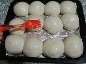 自制豆沙馅餐包做法图解9)