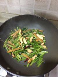 家常菜芹菜炒香干做法图解8)