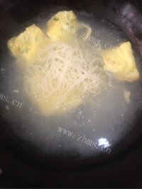 自制猪红鸡蛋汤米粉做法图解4)