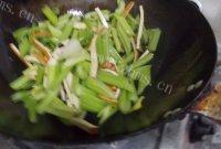 饱满的芹菜炒豆干做法图解4)