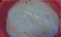 家常凉拌菠菜粉丝面筋做法图解8)
