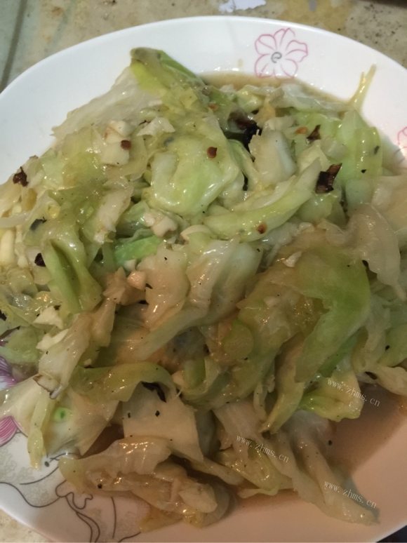 色泽鲜亮的手撕包菜