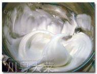 自制香蕉戚风蛋糕做法图解4)