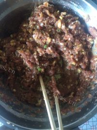 喷香的猪肉韭菜饺子做法图解4)