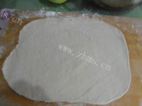 美味的葱花油饼做法图解4)