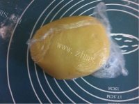 好吃的玫瑰豆沙松仁月饼做法图解5)