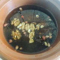 好喝的核桃花生猪尾汤做法图解7)