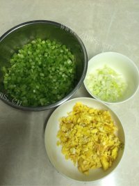 鸡蛋芹菜馅包子做法图解4)