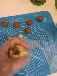 自制莲蓉蛋黄月饼做法图解5)