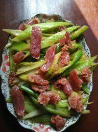 色泽不错的腊肠炒芹菜