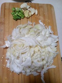 白菜炖豆腐做法图解1)