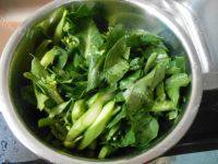 家常菜肉片炒芥兰做法图解3)