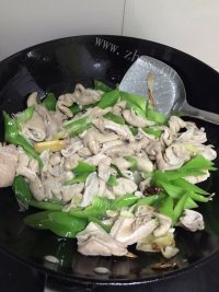 家常菜尖椒溜肥肠做法图解6)