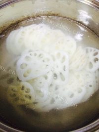 美味蜂蜜柠檬渍莲藕做法图解3)