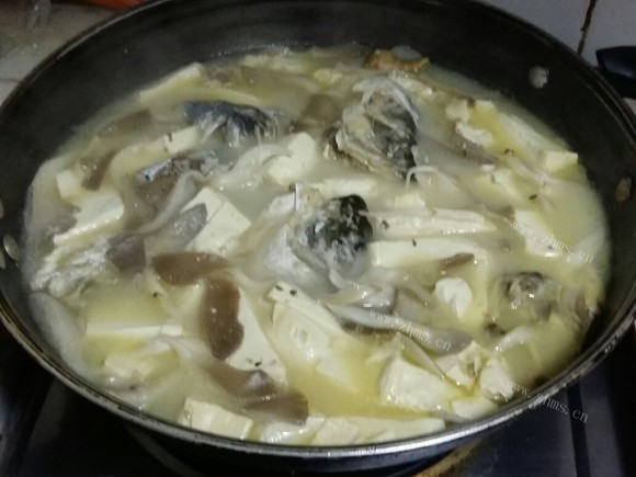 可口的鱼头豆腐汤
