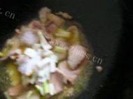 酸菜炖粉条做法图解5)