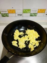 美味的虾仁鸡蛋酸菜饼做法图解2)